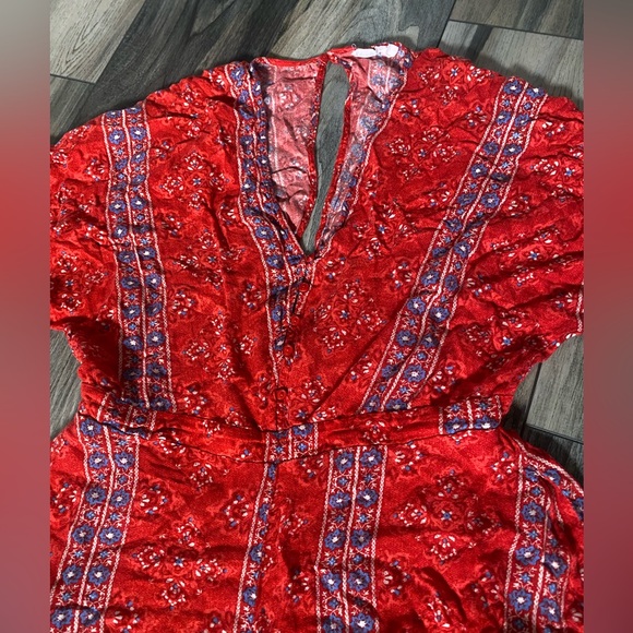 Boho red floral romper with Zipper in the back, has pockets! Size Large - Picture 5 of 6